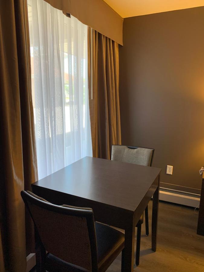 Econo Lodge Inn & Suites Lethbridge Dış mekan fotoğraf