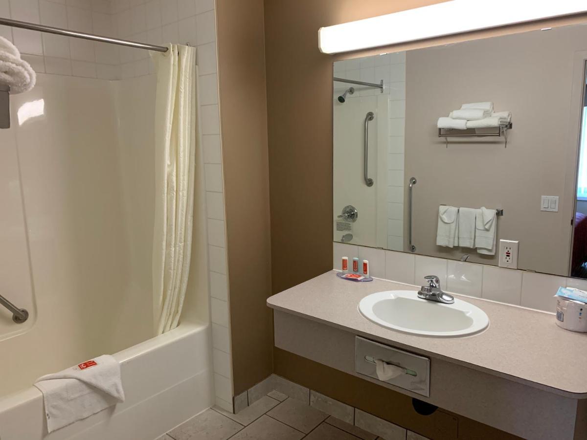 Econo Lodge Inn & Suites Lethbridge Dış mekan fotoğraf