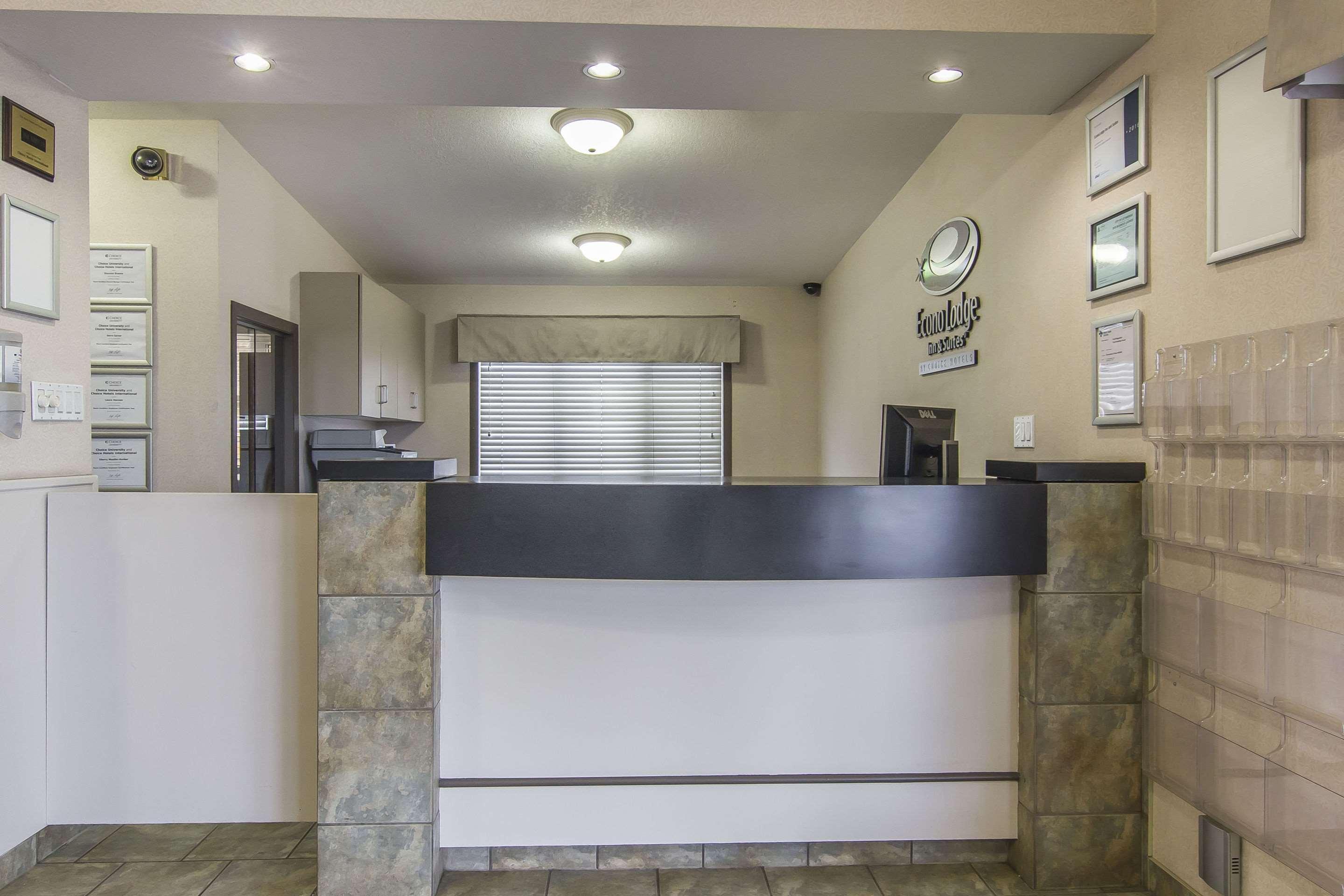 Econo Lodge Inn & Suites Lethbridge Dış mekan fotoğraf