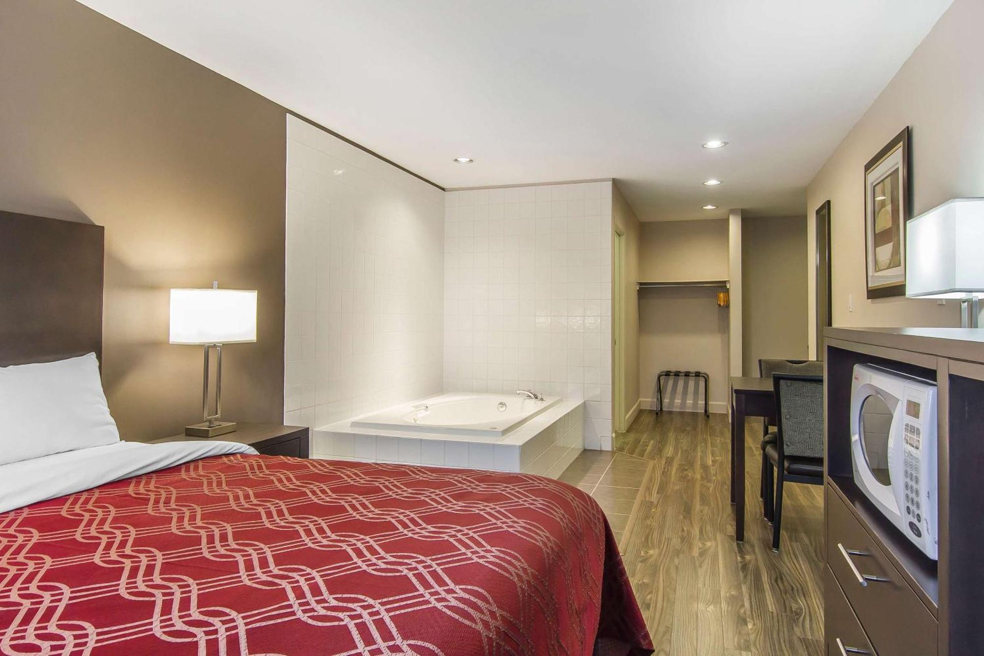 Econo Lodge Inn & Suites Lethbridge Dış mekan fotoğraf